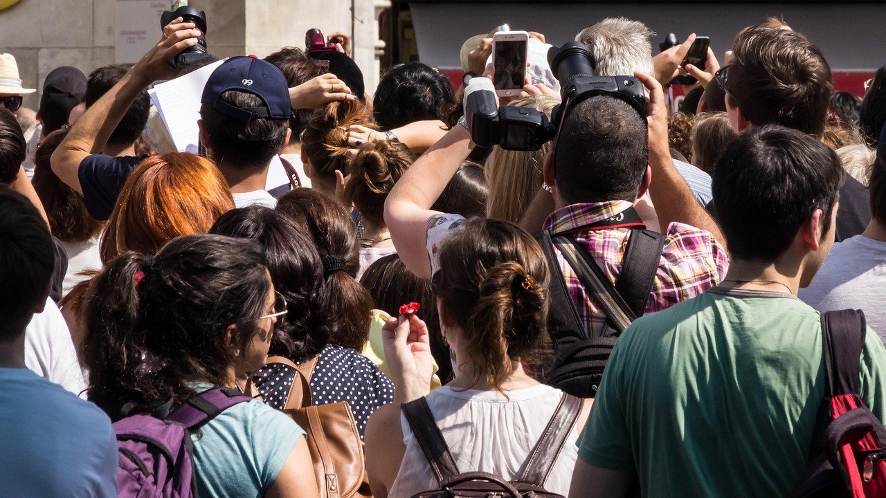 Foule de touristes visitant la Grande Muraille